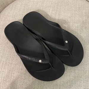 Archie’s black flip flops with crystal detail. Women’s size 8
